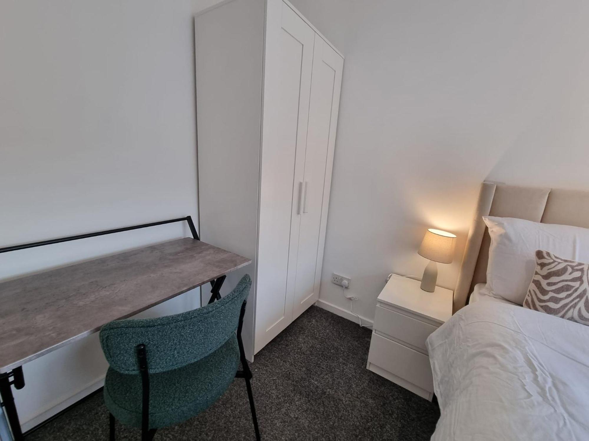 Holiday home Captivating 3-bed House In Strood Rochester Kent