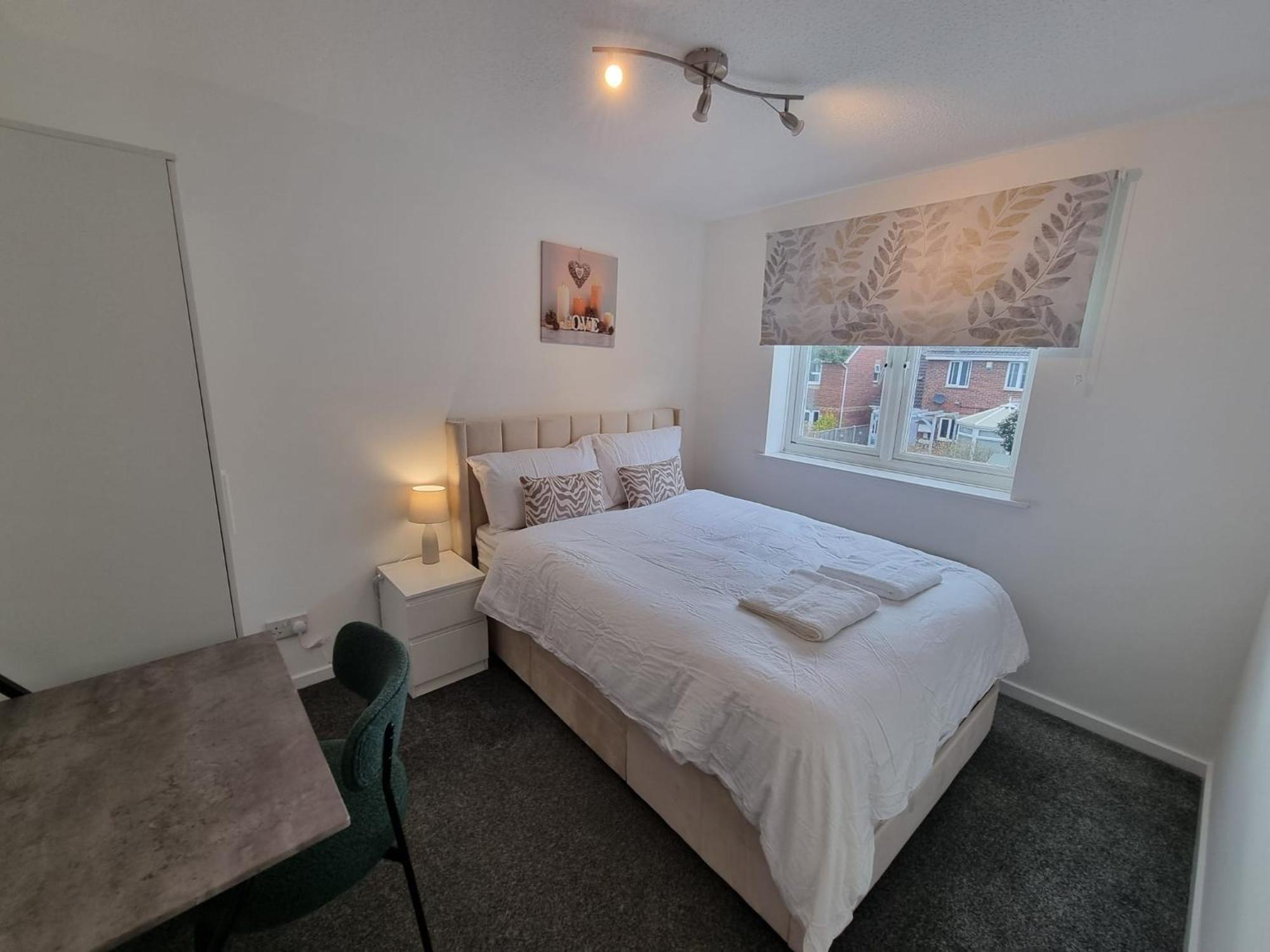 Holiday home Captivating 3-bed House In Strood Rochester Kent