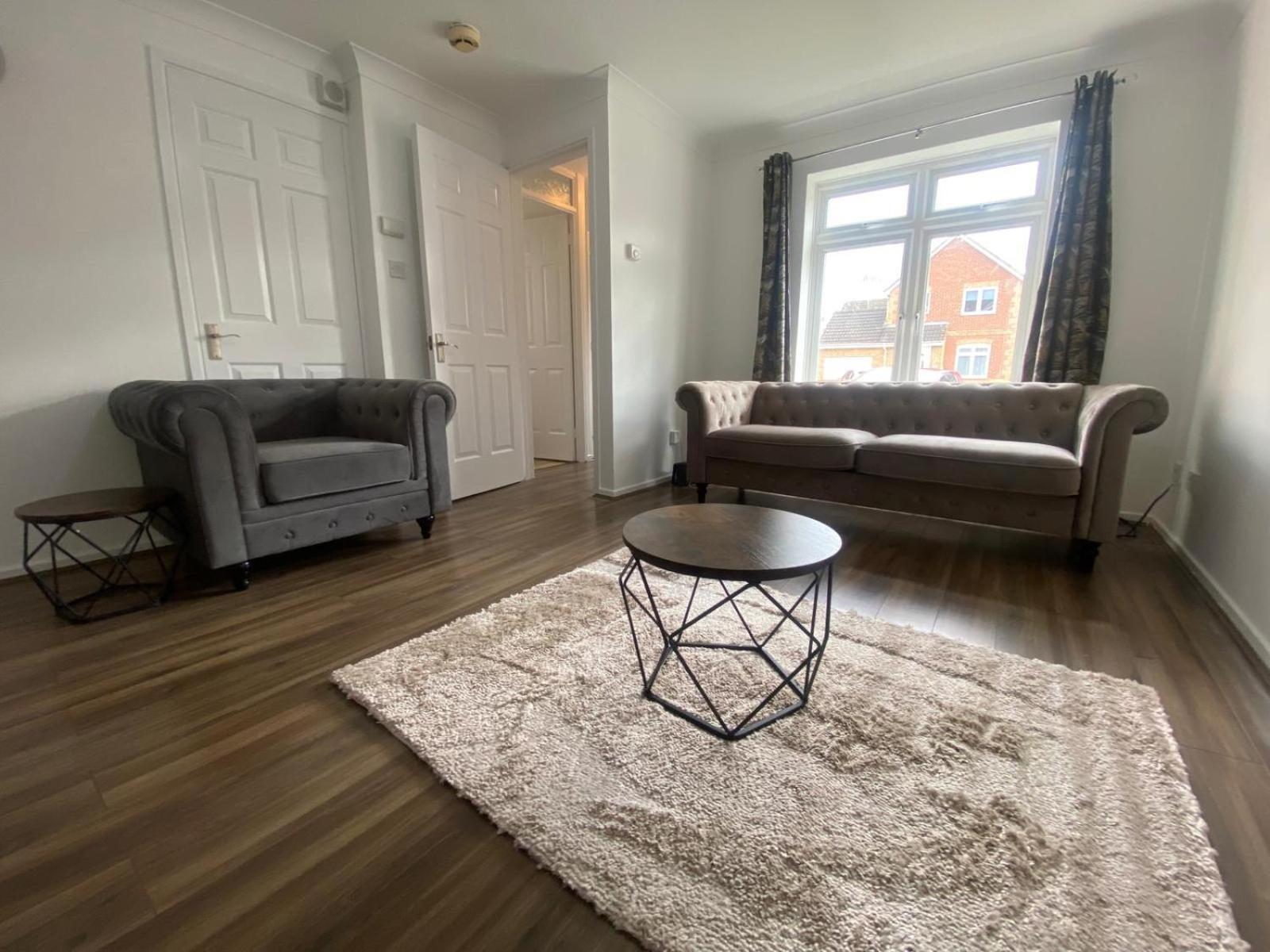 Holiday home Captivating 3-bed House In Strood Rochester Kent *