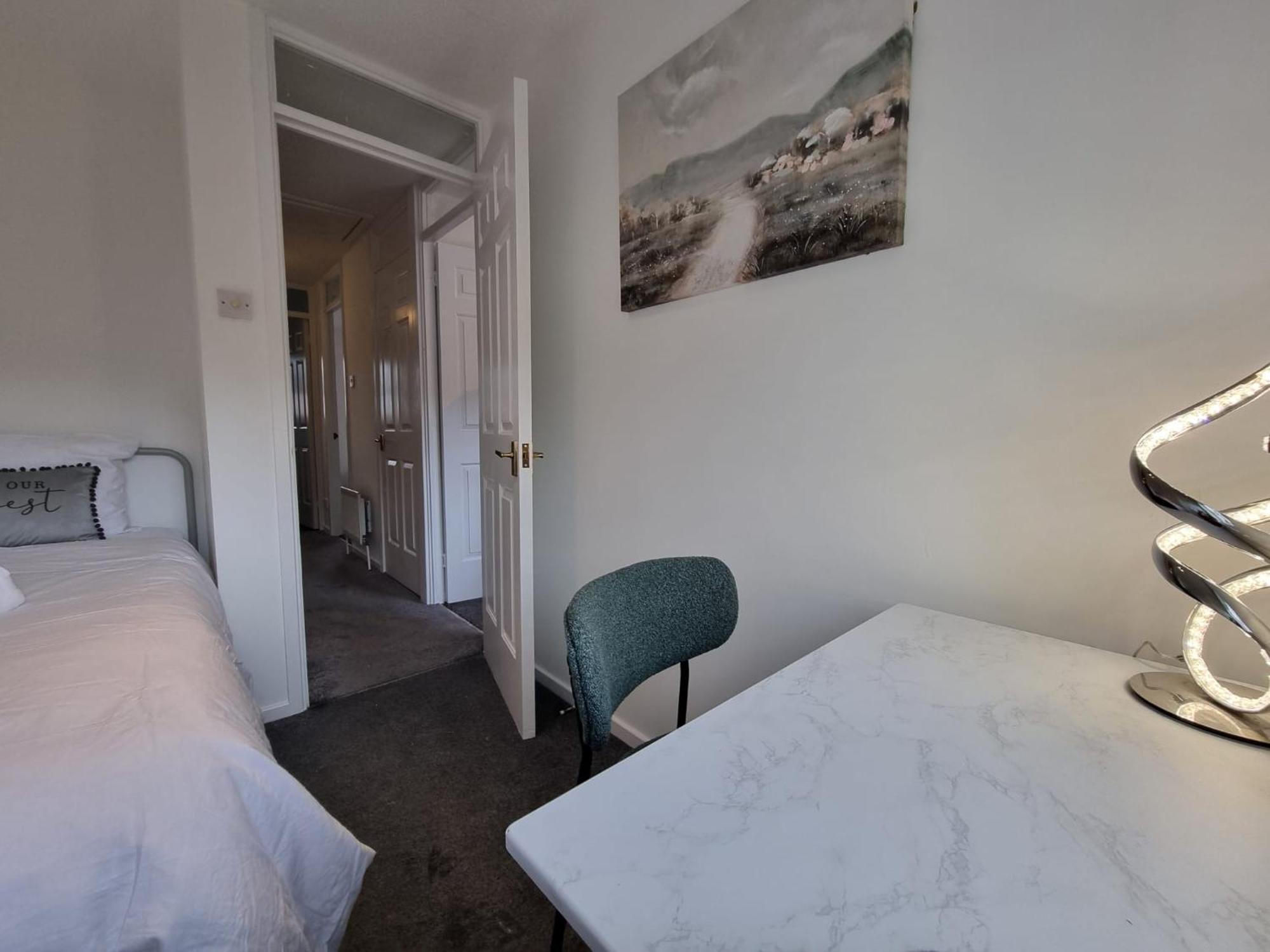 Holiday home Captivating 3-bed House In Strood Rochester Kent