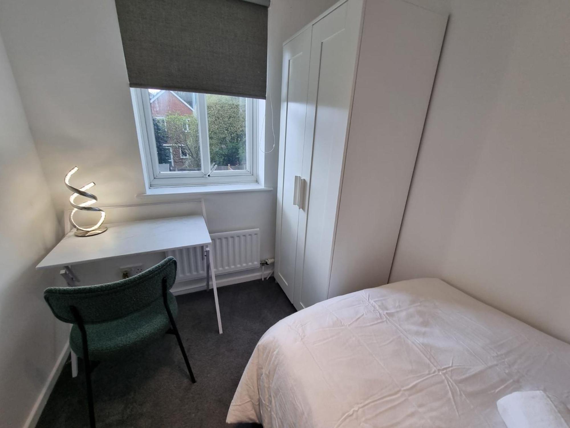 Holiday home Captivating 3-bed House In Strood Rochester Kent